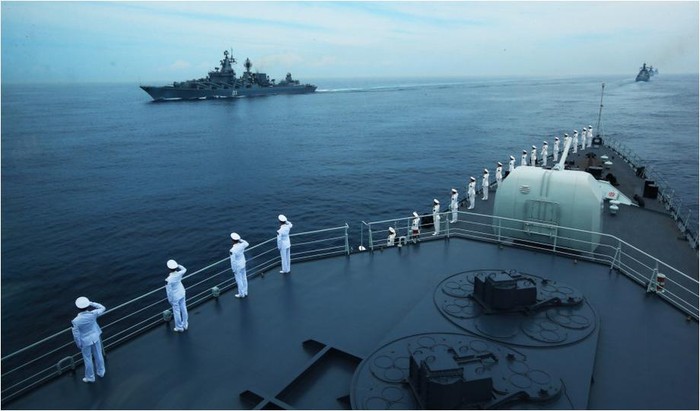 Tàu chiến Nga nhìn từ boong tàu Trung Quốc